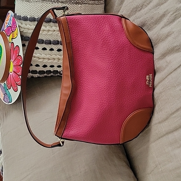 Jones New York Signature Ruby/Carmel Colorblock faux leather bag. Back zipper. - Picture 1 of 15